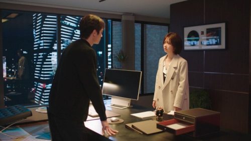 Ngỡ ngàng khi biết bạn gái cũ là sếp mình, yêu cầu đầu tiên của cô ấy càng khiến tôi choáng váng