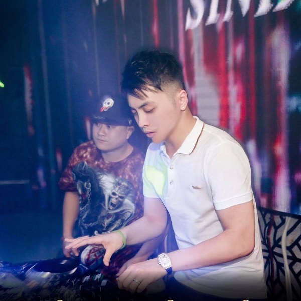 sự nghiệm của DJ thái hoàng
