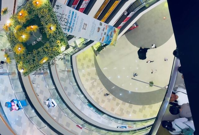 Nam thanh niên nhảy lầu và từ vong thương tâm tại Trung tâm thương mại Vạn Hạnh Mall Nam thanh niên nhảy lầu và từ vong thương tâm tại Trung tâm thương mại Vạn Hạnh Mall