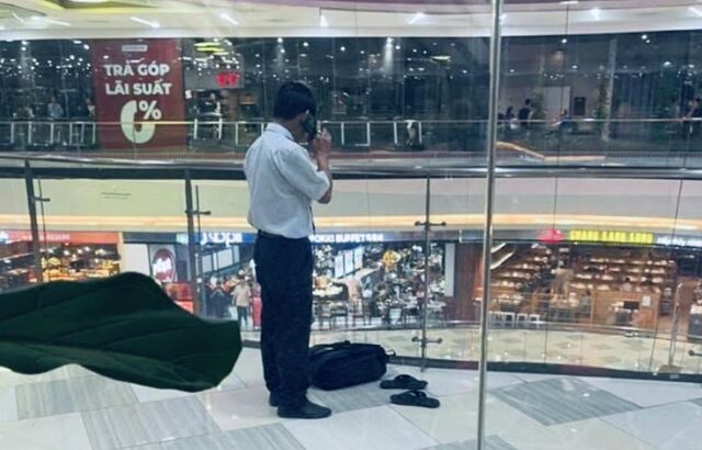 Trước khi xảy ra sự việc, nam thanh niên này đã để lại ba lô và một đôi dép tại khu vực gần lan can khu vực tầng 7. Trước khi xảy ra sự việc, nam thanh niên này đã để lại ba lô và một đôi dép tại khu vực gần lan can khu vực tầng 7.