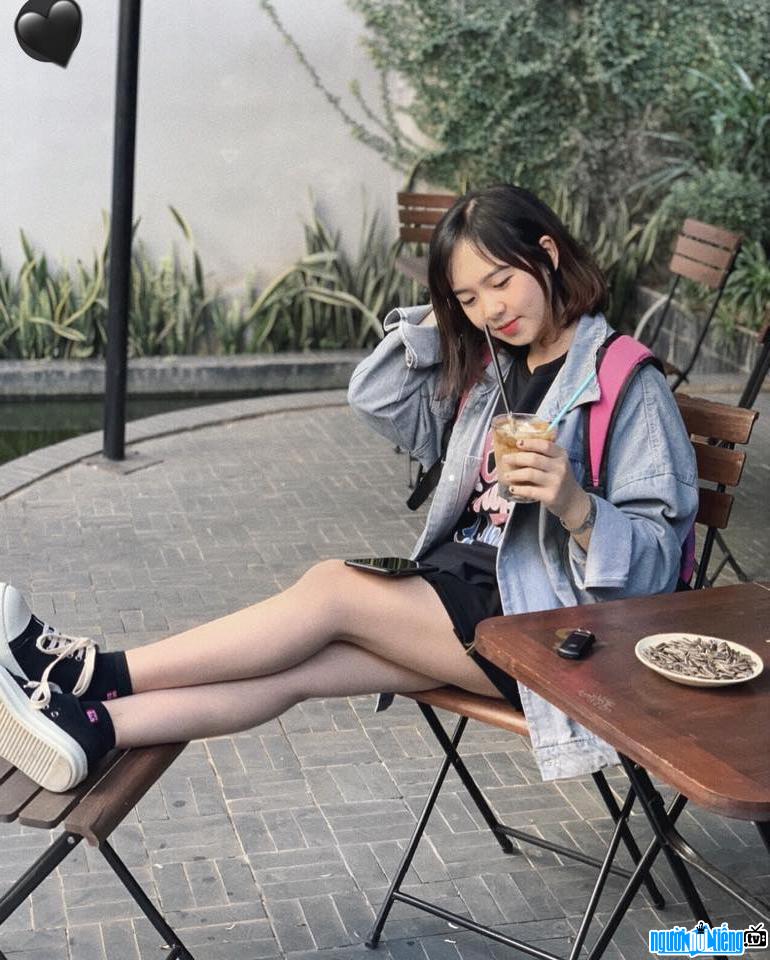 Trần Huyền Châu là một trong những gương mặt hot girl được giới trẻ Việt quan tâm Trần Huyền Châu là một trong những gương mặt hot girl được giới trẻ Việt quan tâm
