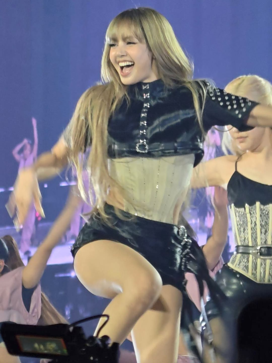 Lisa "gây bão" trở lại với visual chuẩn Hàn và outfit tái chế cực chất tại concert BLACKPINK Lisa "gây bão" trở lại với visual chuẩn Hàn và outfit tái chế cực chất tại concert BLACKPINK