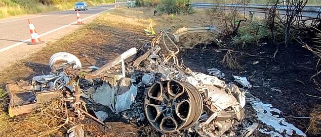 Chiếc Lamborghini Urus được cho là đã bị nổ lốp trong lúc vượt xe khác gây mất lái. Chiếc Lamborghini Urus được cho là đã bị nổ lốp trong lúc vượt xe khác gây mất lái.