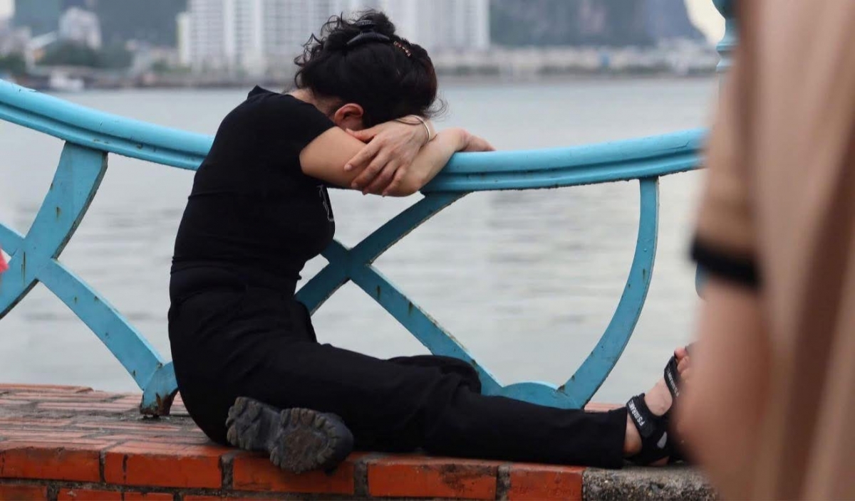 Chờ tin người thân sau vụ lật tàu du lịch ở Hạ Long, Quảng Ninh (Ảnh: VTC) Chờ tin người thân sau vụ lật tàu du lịch ở Hạ Long, Quảng Ninh (Ảnh: VTC)