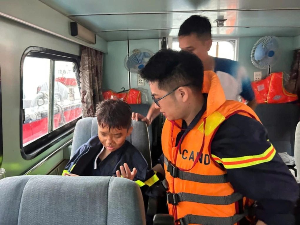 Cháu bé 14 tuổi sống sót sau vụ lật tàu Cháu bé 14 tuổi sống sót sau vụ lật tàu