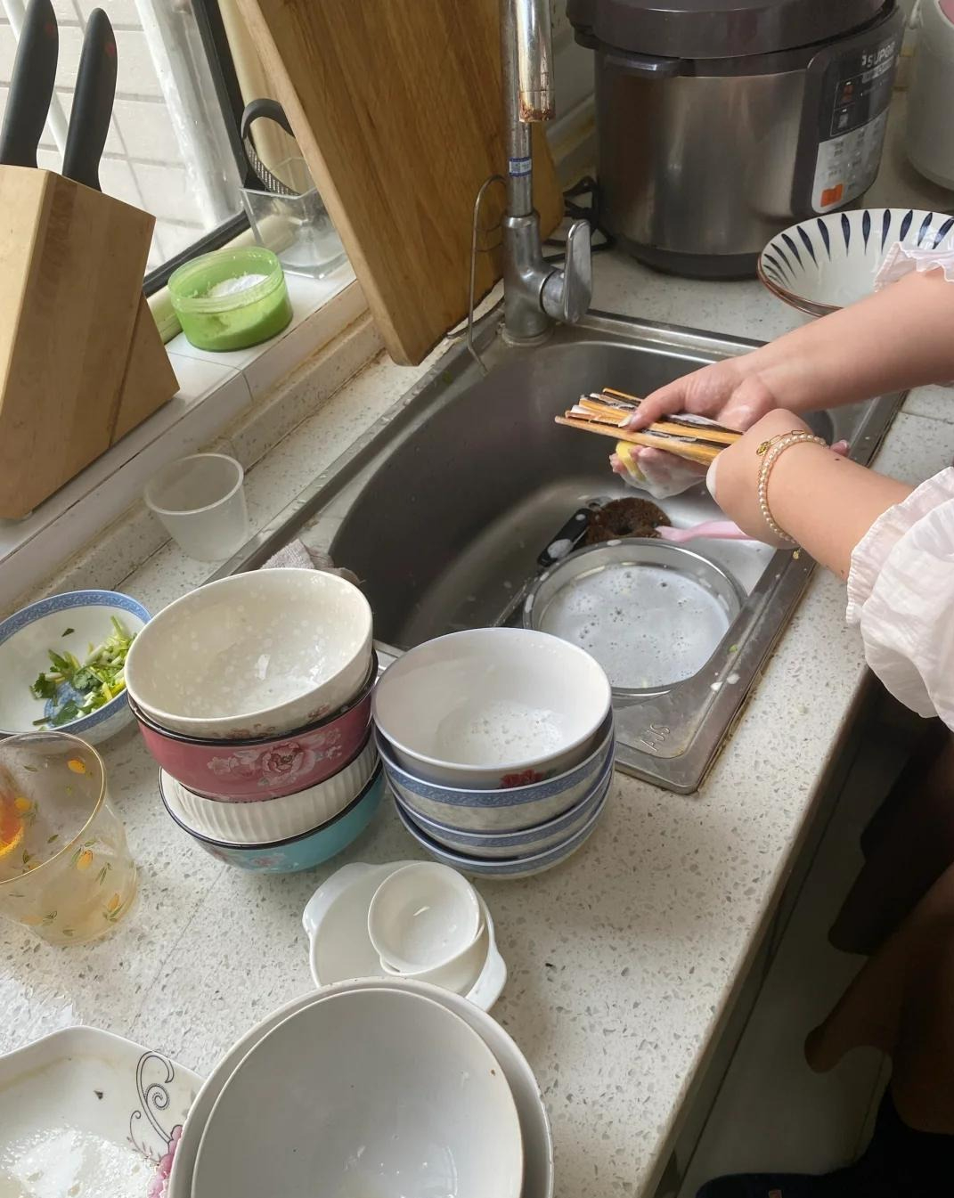 Rửa bát sai cách – nguy cơ tiềm ẩn ngay trong gian bếp
