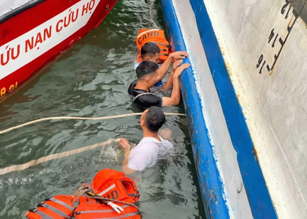 Thợ lặn tìm cách luồn dây vào tàu gặp nạn để có thể lật ngược tàu, dễ dàng tìm kiếm nạn nhân Thợ lặn tìm cách luồn dây vào tàu gặp nạn để có thể lật ngược tàu, dễ dàng tìm kiếm nạn nhân