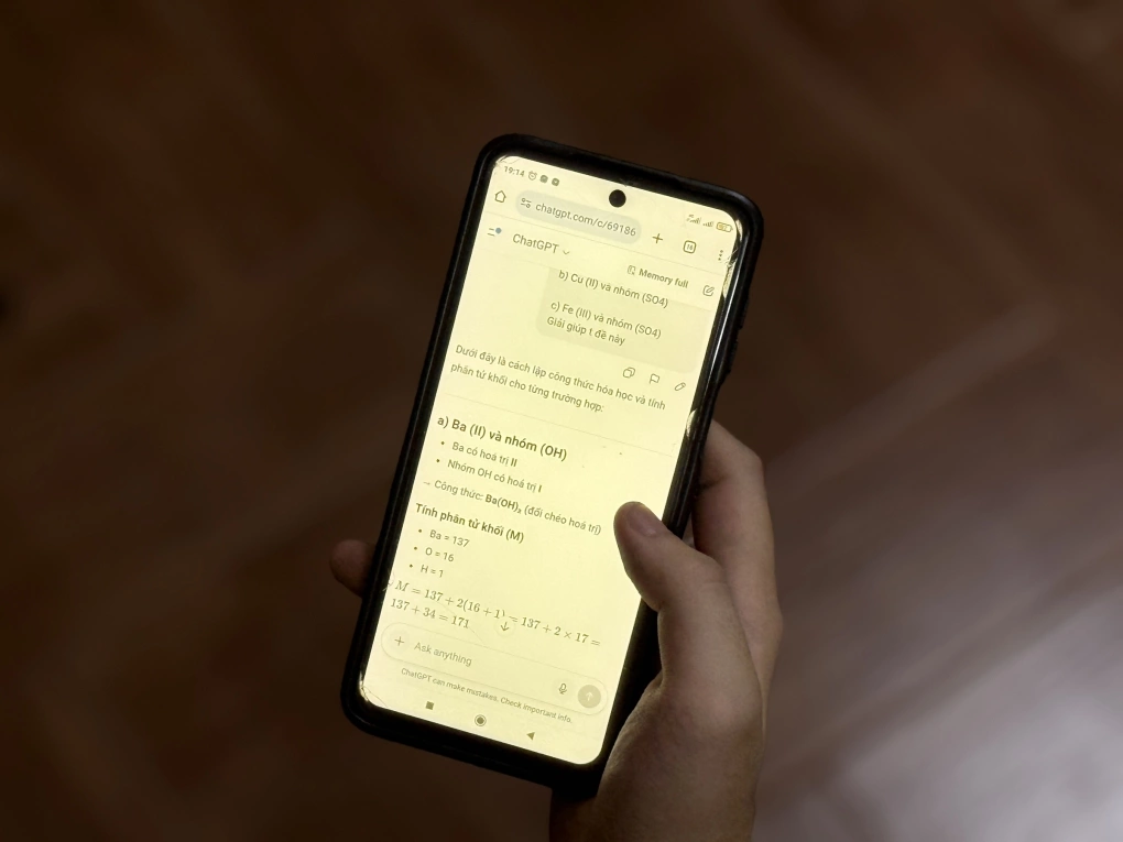 Các chuyên gia cảnh báo việc lạm dụng AI để giải bài tập gây ảnh hưởng xấu đến tư duy, kết quả học tập của học sinh, sinh viên Các chuyên gia cảnh báo việc lạm dụng AI để giải bài tập gây ảnh hưởng xấu đến tư duy, kết quả học tập của học sinh, sinh viên