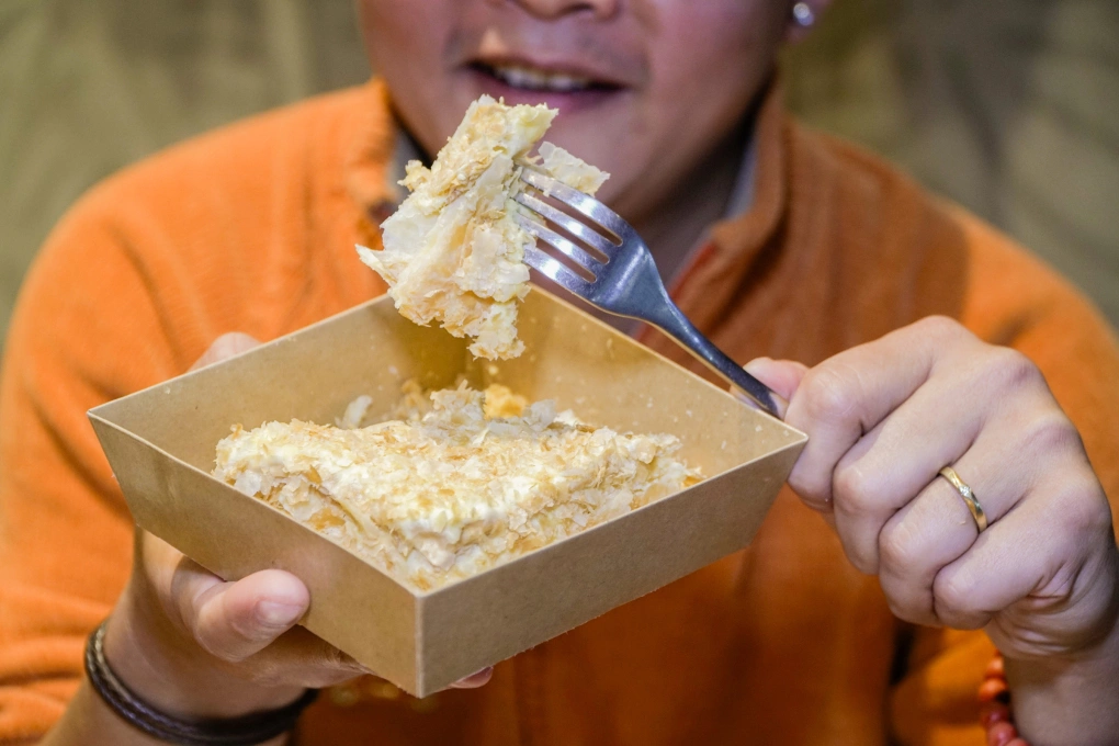 Chiếc bánh Napoleon gây “sốt” tại Hà Nội: Hơn 2.000 người xếp hàng chờ mua