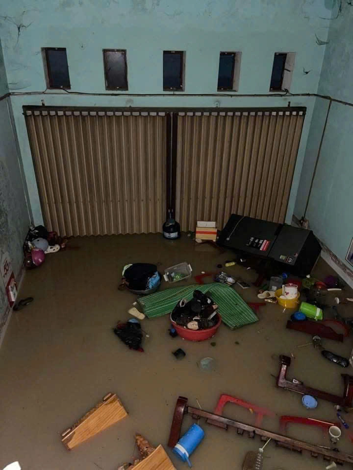 Đồ đạc chìm trong nước do lũ lên nhanh khiến người dân không kịp trở tay Đồ đạc chìm trong nước do lũ lên nhanh khiến người dân không kịp trở tay