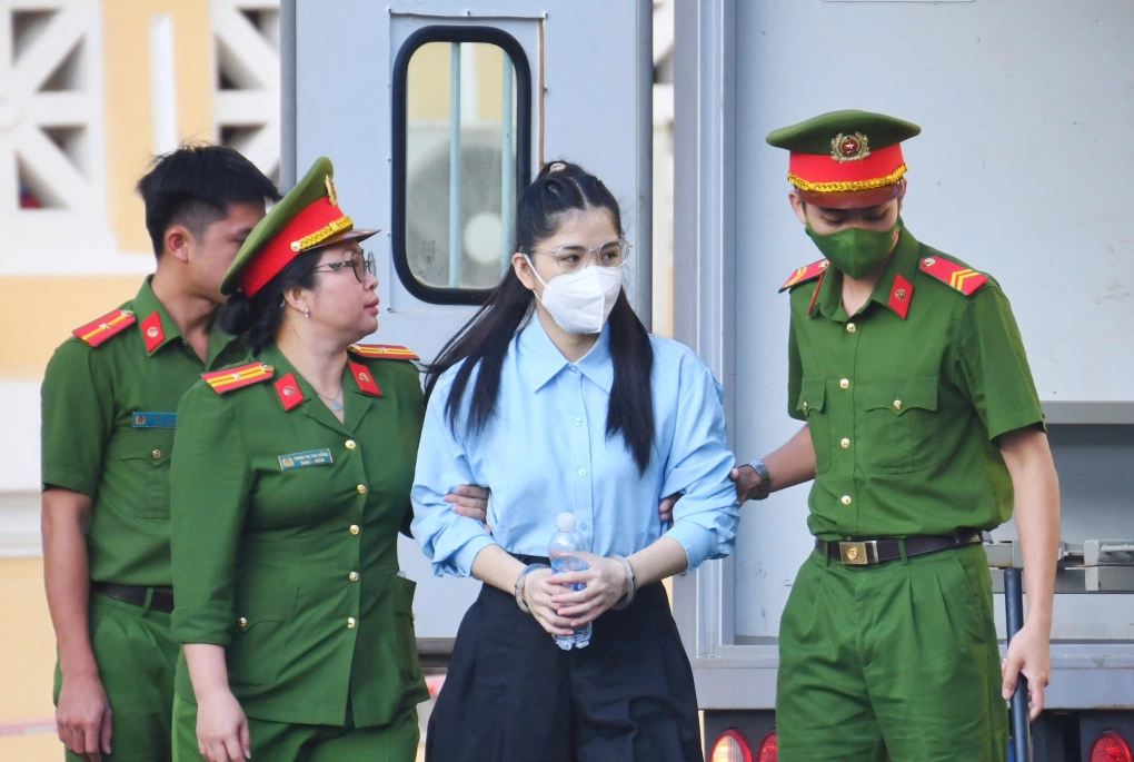 Hằng Du Mục bị đưa đến tòa Hằng Du Mục bị đưa đến tòa