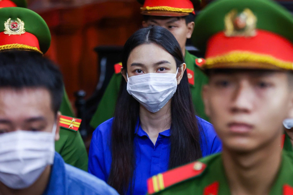 Hoa hậu Thùy Tiên bị đưa đến tòa