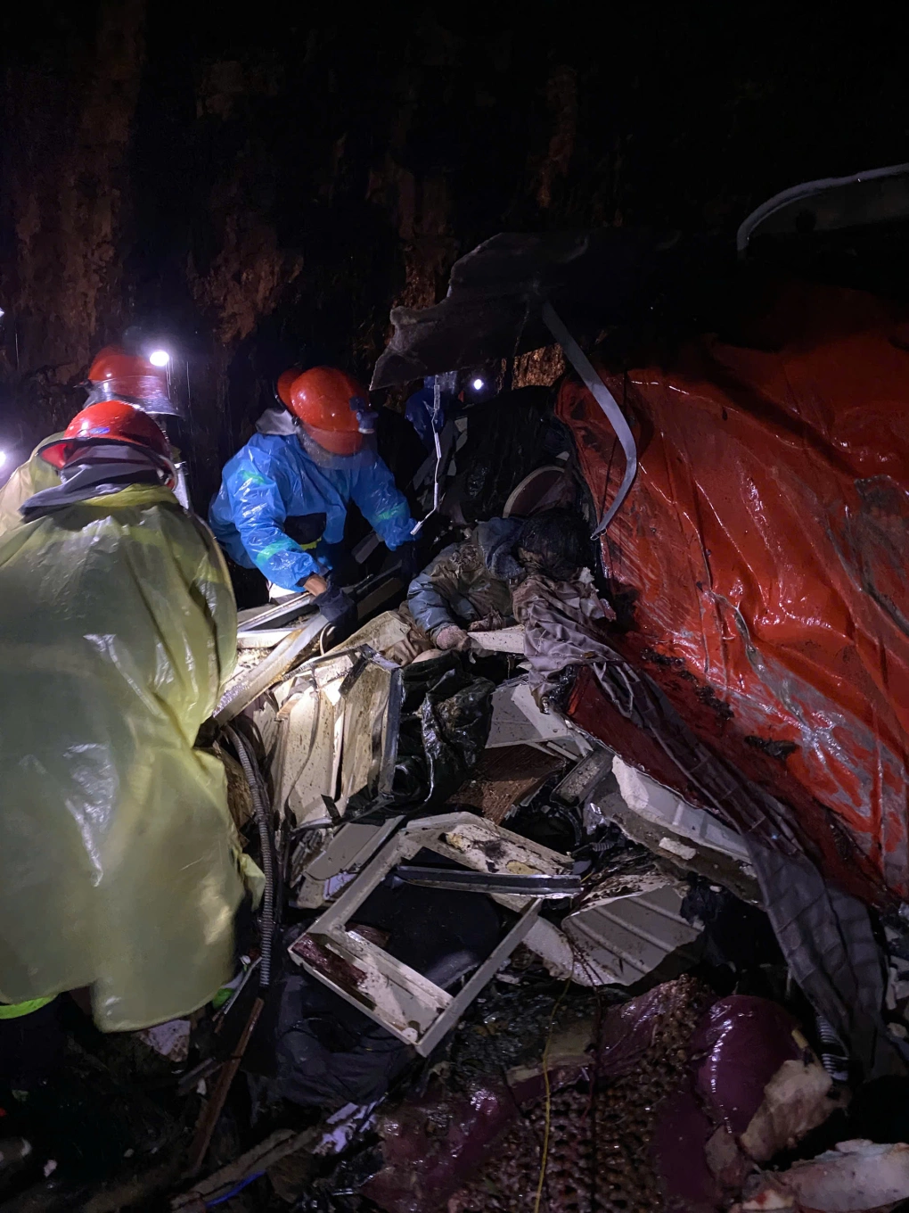 Lực lượng cứu nạn đang đưa nạn nhân ra khỏi ôtô. Ảnh: Minh Bằng Lực lượng cứu nạn đang đưa nạn nhân ra khỏi ôtô. Ảnh: Minh Bằng