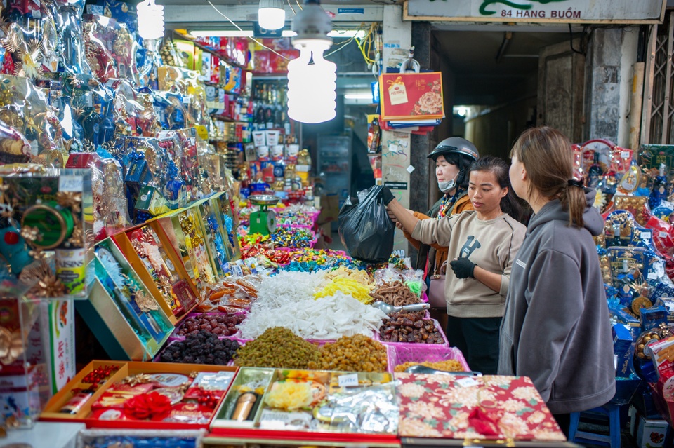 Nhiều đại biểu Quốc hội cho rằng ngưỡng doanh thu chịu thuế 200 triệu đồng/năm áp dụng với các hộ kinh doanh là quá thấp