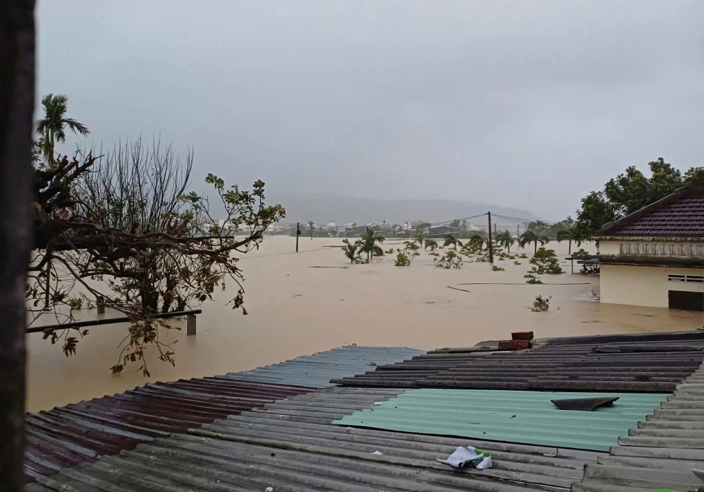 Lũ dâng trong đêm, Quy Nhơn chìm sâu hơn 2 m: Hàng trăm người leo mái nhà kêu cứu