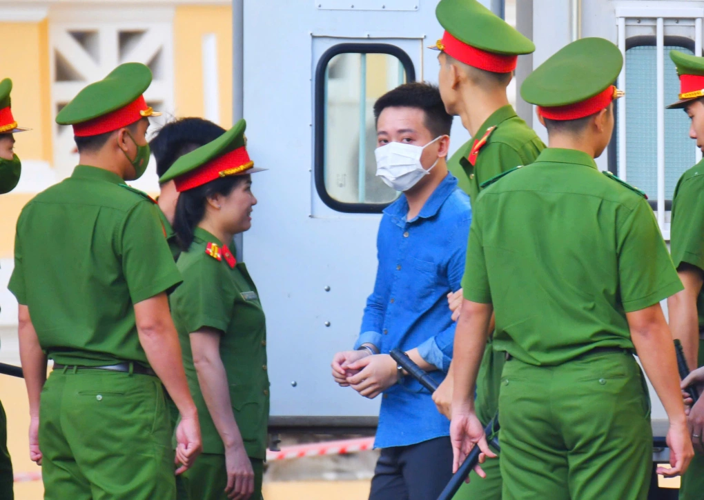 Phạm Quang Linh bị đưa đến tòa Phạm Quang Linh bị đưa đến tòa