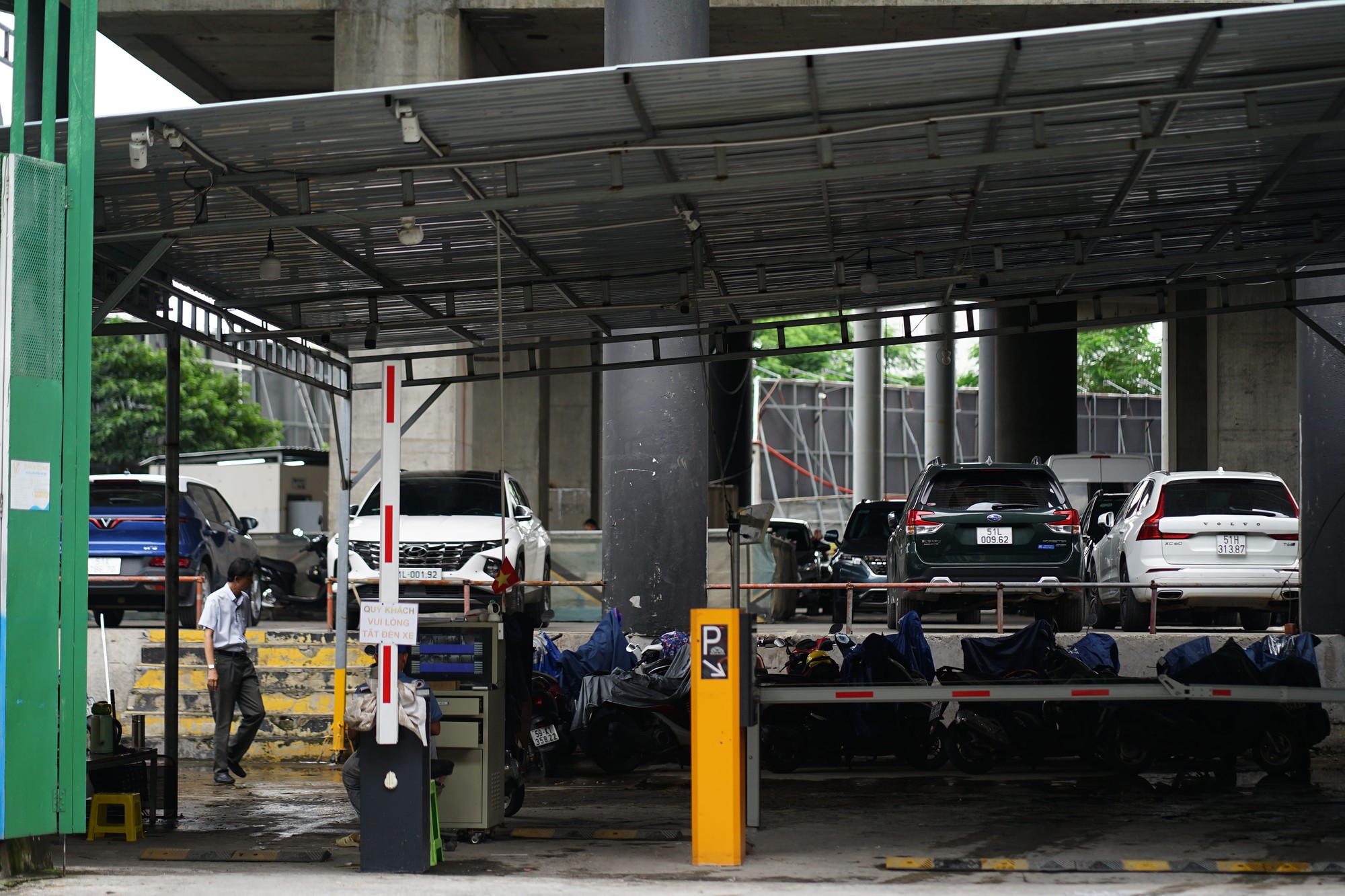 Toà nhà đang được tận dụng tầng trệt làm bãi giữ xe 