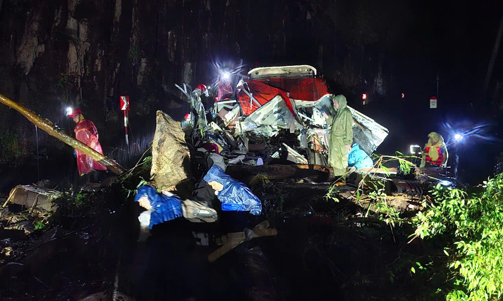 Xe khách biến dạng sau khi bị đất đá vùi lấp